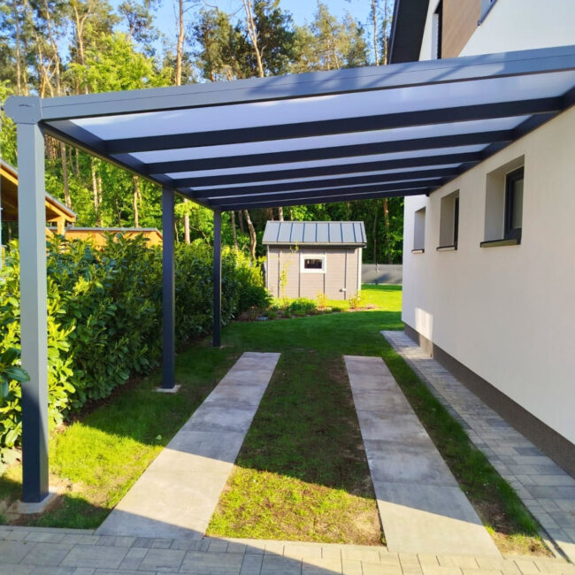 Zadaszenie miejsca postojowego Puławy – Carport 600x350 z poliwęglanu mlecznego