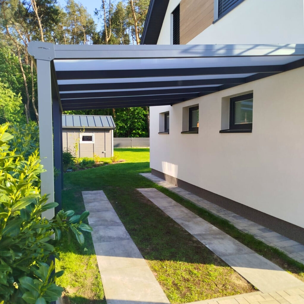 Puławy Zadaszenie miejsca postojowego Puławy – Carport 600x350 z poliwęglanu mlecznego