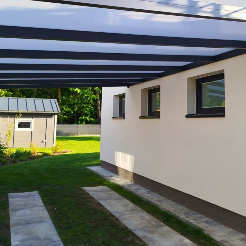 Puławy Zadaszenie miejsca postojowego Puławy – Carport 600x350 z poliwęglanu mlecznego