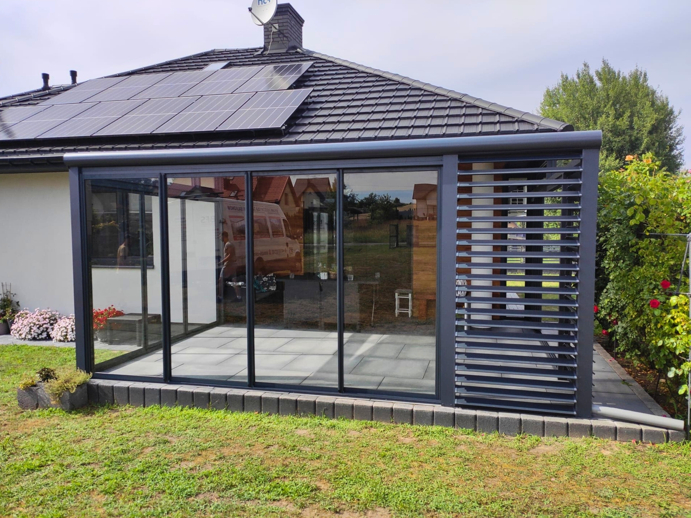 Baranów Zabudowa tarasu Baranów – konstrukcja aluminiowa z przeszkleniami i lamelami