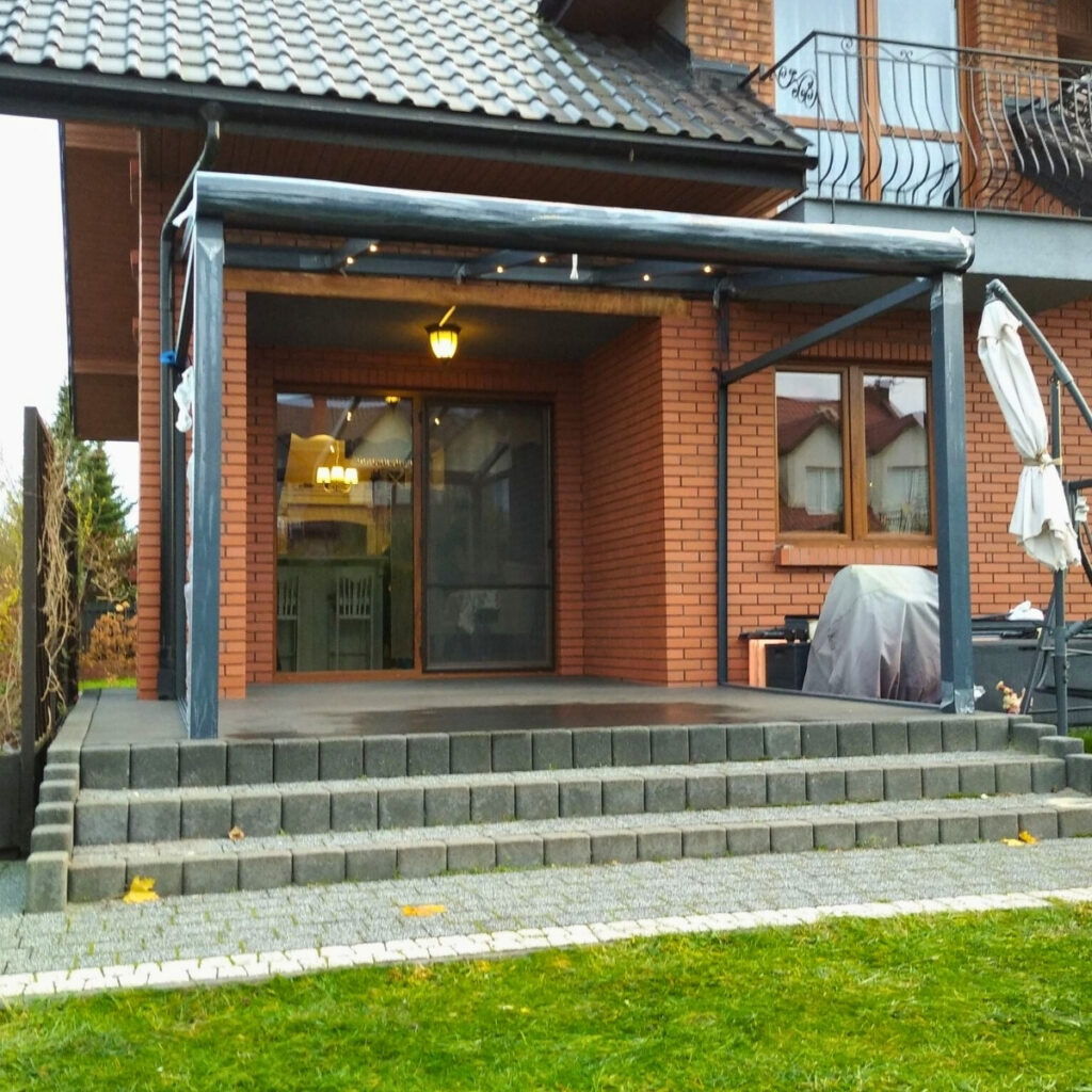 Turka Zabudowa tarasu Turka – aluminiowa konstrukcja RAL 7024 z przeszkleniem ramowym i mlecznym szkłem