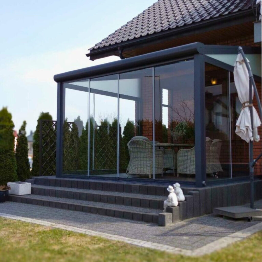 Zabudowa tarasu Turka – aluminiowa konstrukcja RAL 7024 z przeszkleniem ramowym i mlecznym szkłem