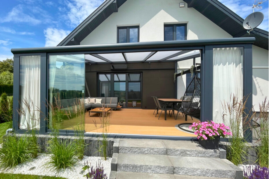 Zabudowa tarasu Garbów z konstrukcją aluminiową RAL 7016 i bezramową zabudową szklaną