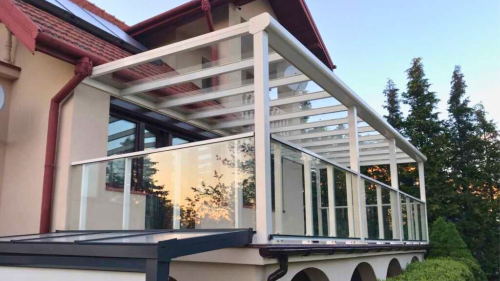 Janów Lubelski Zadaszenie tarasu Janów Lubelski – konstrukcja RAL 9001 z przeziernym szkłem i balustradą szklaną