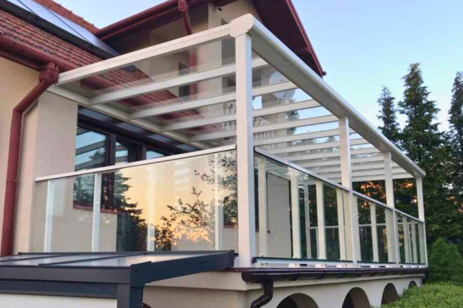 Zadaszenie tarasu Janów Lubelski – konstrukcja RAL 9001 z przeziernym szkłem i balustradą szklaną