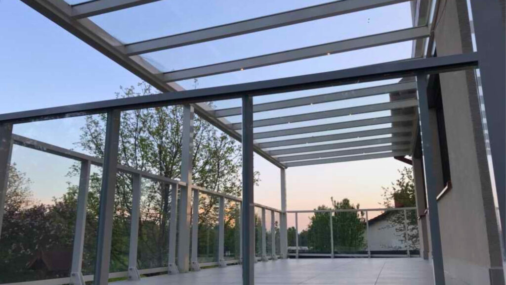 Janów Lubelski Zadaszenie tarasu Janów Lubelski – konstrukcja RAL 9001 z przeziernym szkłem i balustradą szklaną