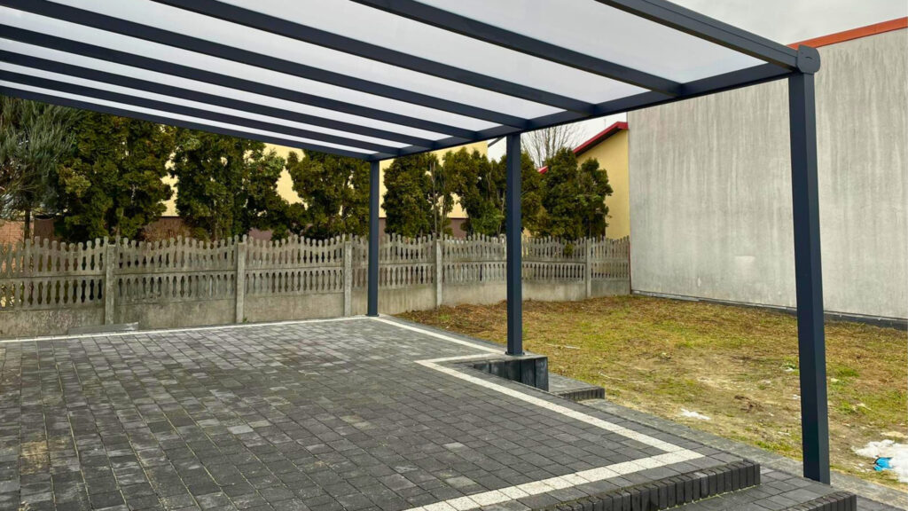 Janów Lubelski 2 Zadaszenie tarasu Janów Lubelski – konstrukcja aluminiowa z mlecznym poliwęglanem i dodatkową nogą poza tarasem