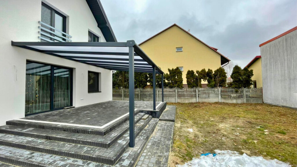 Janów Lubelski 2 Zadaszenie tarasu Janów Lubelski – konstrukcja aluminiowa z mlecznym poliwęglanem i dodatkową nogą poza tarasem