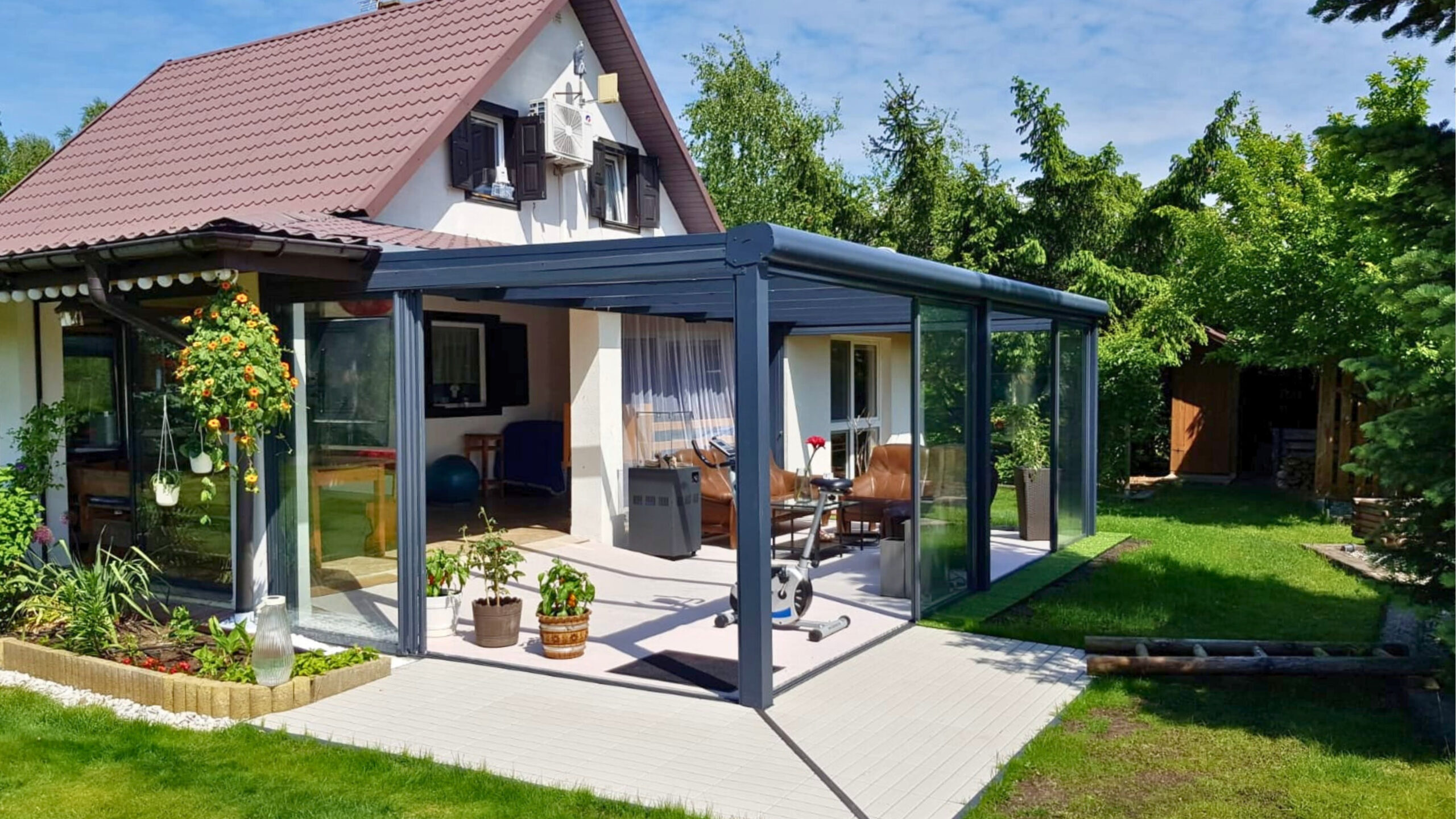Krasne Zabudowa tarasu Krasne – konstrukcja aluminiowa RAL 7024 z przeszkleniem ramowym i szkłem przeziernym