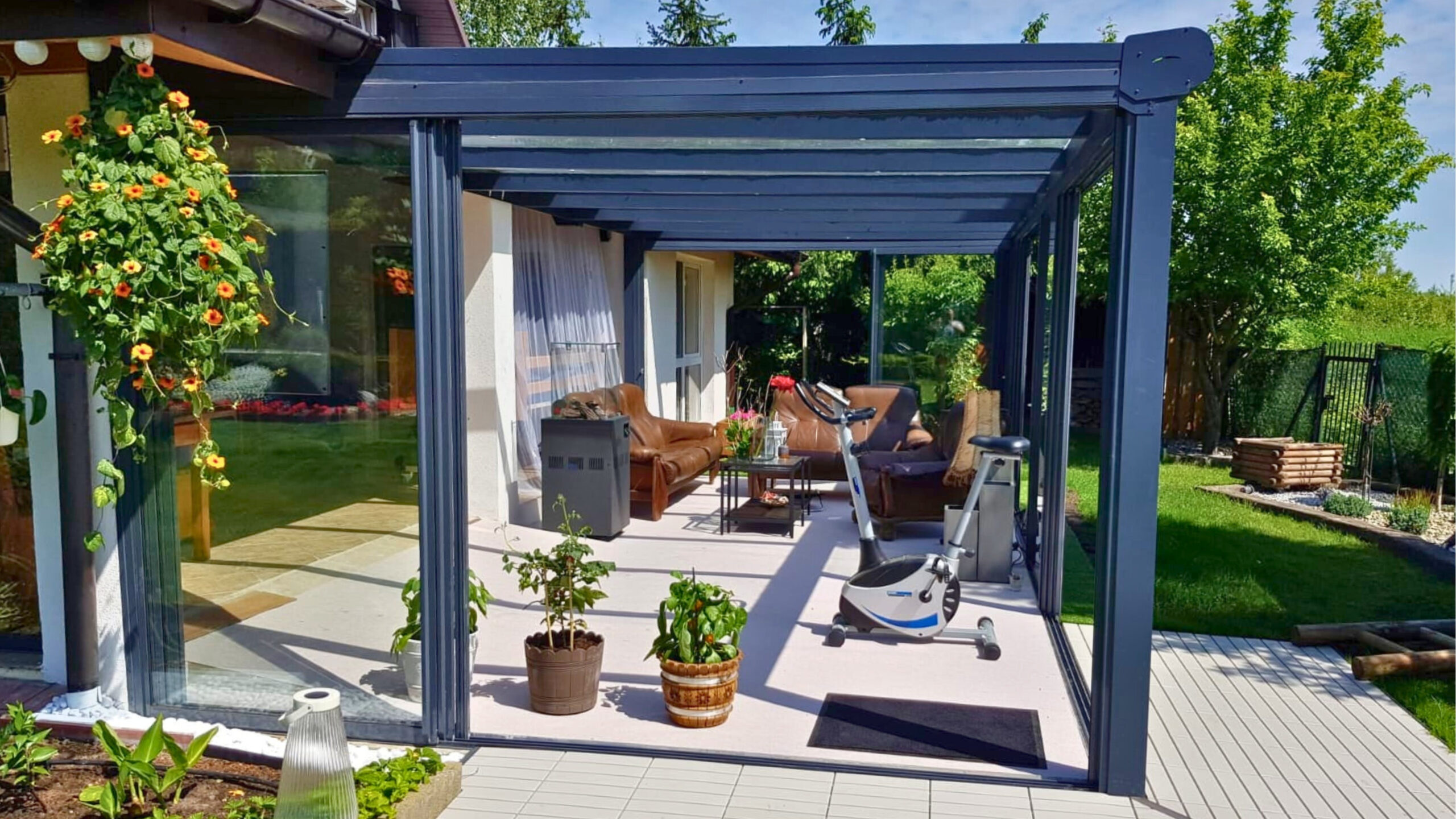 Krasne Zabudowa tarasu Krasne – konstrukcja aluminiowa RAL 7024 z przeszkleniem ramowym i szkłem przeziernym