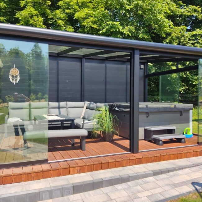 Strefa SPA Majdan Krzywski – wolnostojąca konstrukcja z aluminiowymi panelami i szklaną zabudową przesuwą.