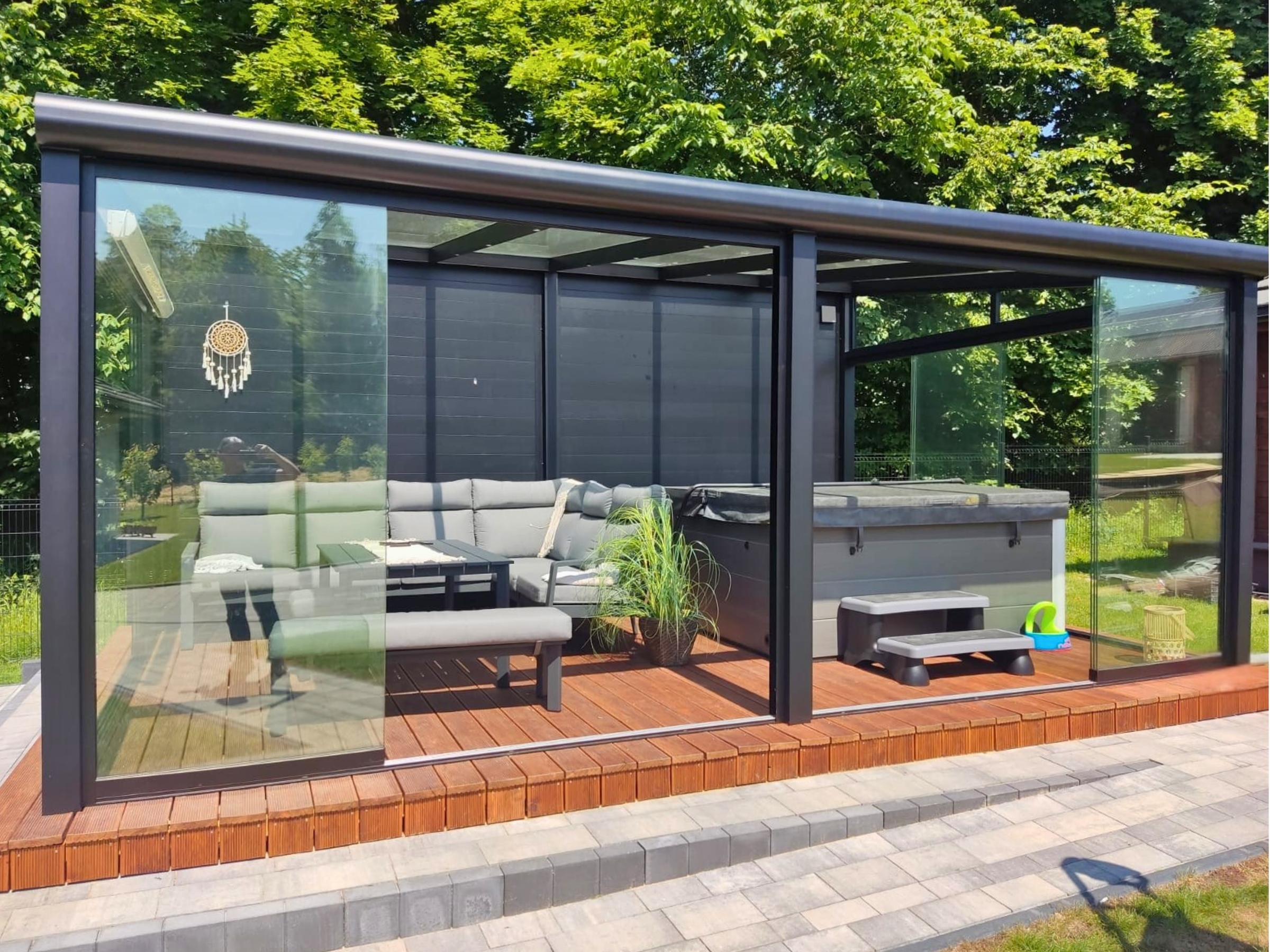 Majdan Krzywski Strefa SPA Majdan Krzywski – wolnostojąca konstrukcja z aluminiowymi panelami i szklaną zabudową przesuwą.