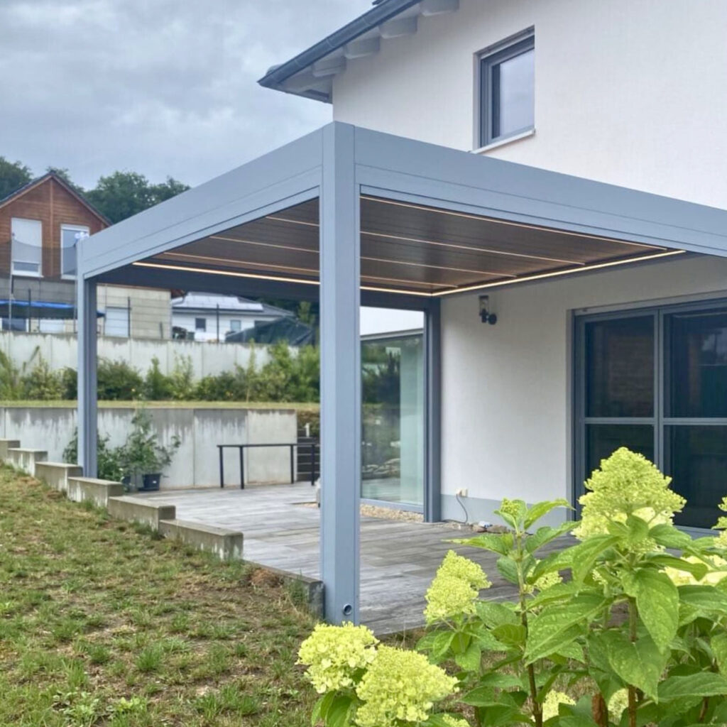 Pergola przyścienna z roletami ZIP i oświetleniem LED w Treuchtlingen