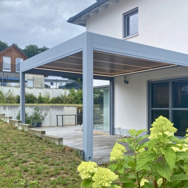Pergola przyścienna z roletami ZIP i oświetleniem LED w Treuchtlingen