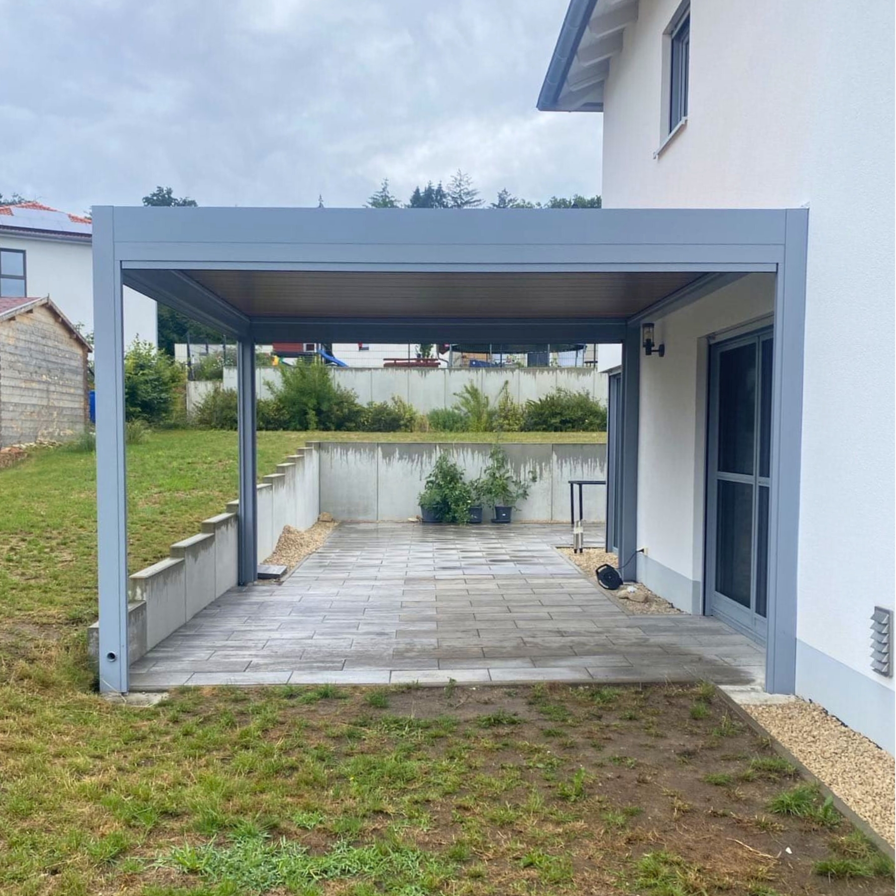 Pergola przyścienna z roletami ZIP i oświetleniem LED w Treuchtlingen