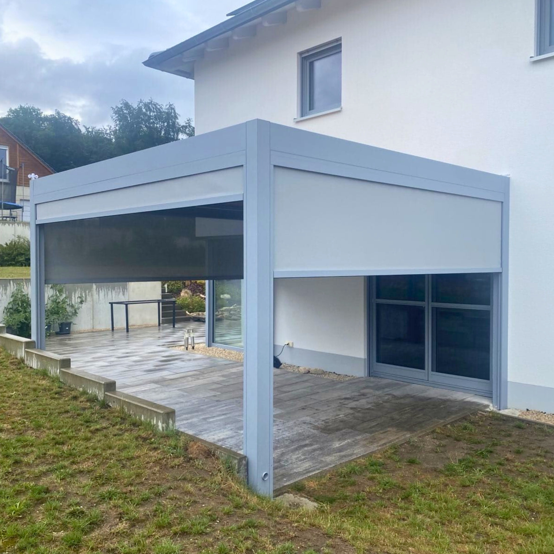 Pergola przyścienna z roletami ZIP i oświetleniem LED w Treuchtlingen