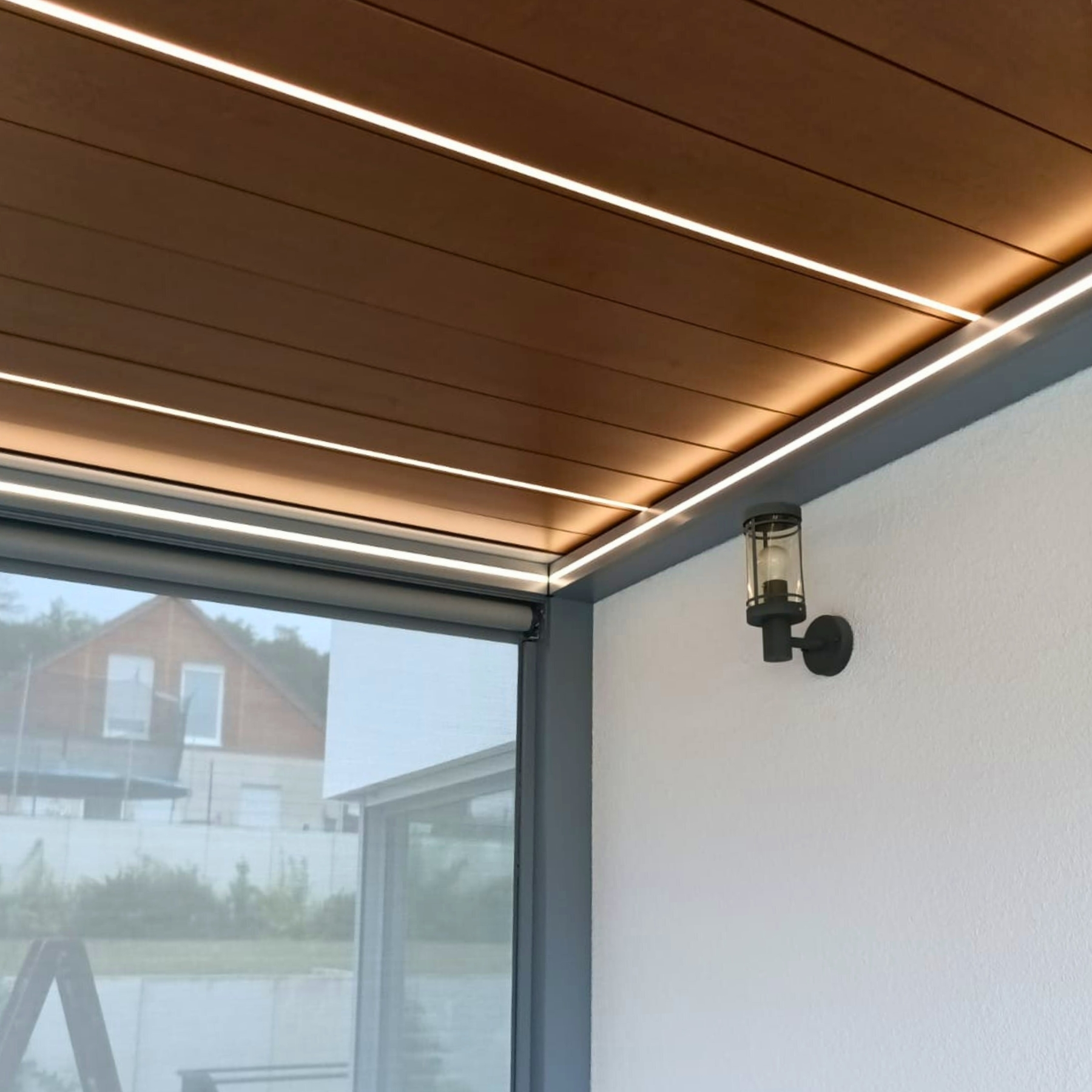 Pergola przyścienna z roletami ZIP i oświetleniem LED w Treuchtlingen