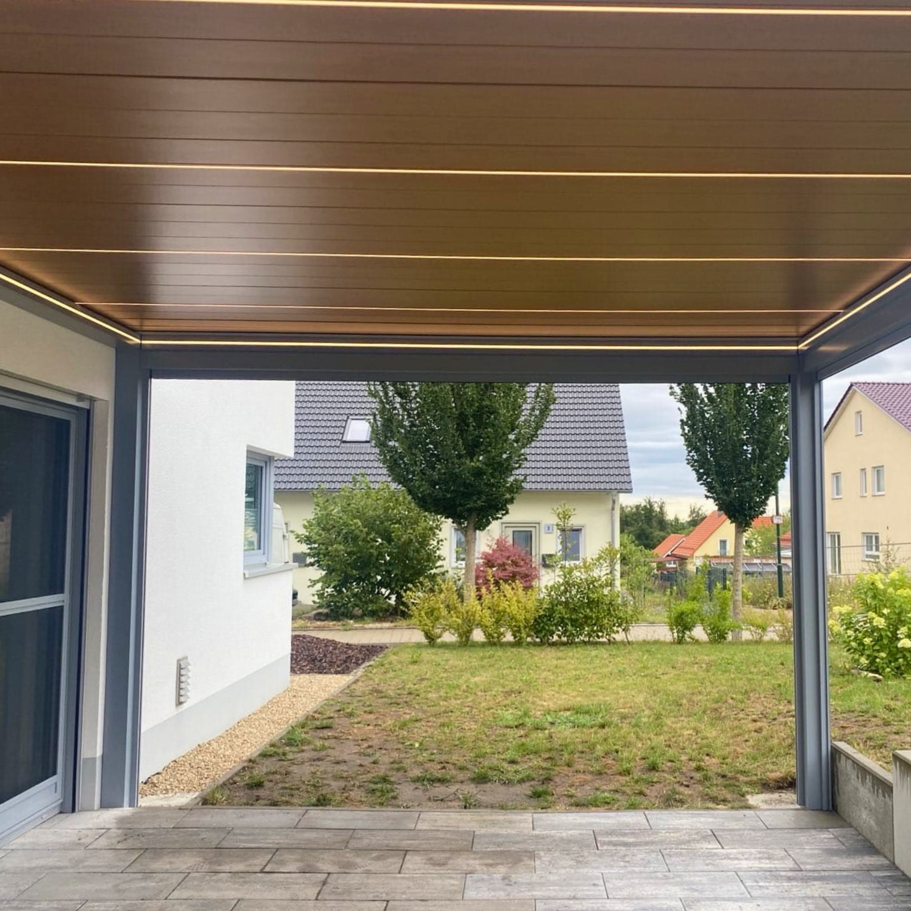 Pergola przyścienna z roletami ZIP i oświetleniem LED w Treuchtlingen