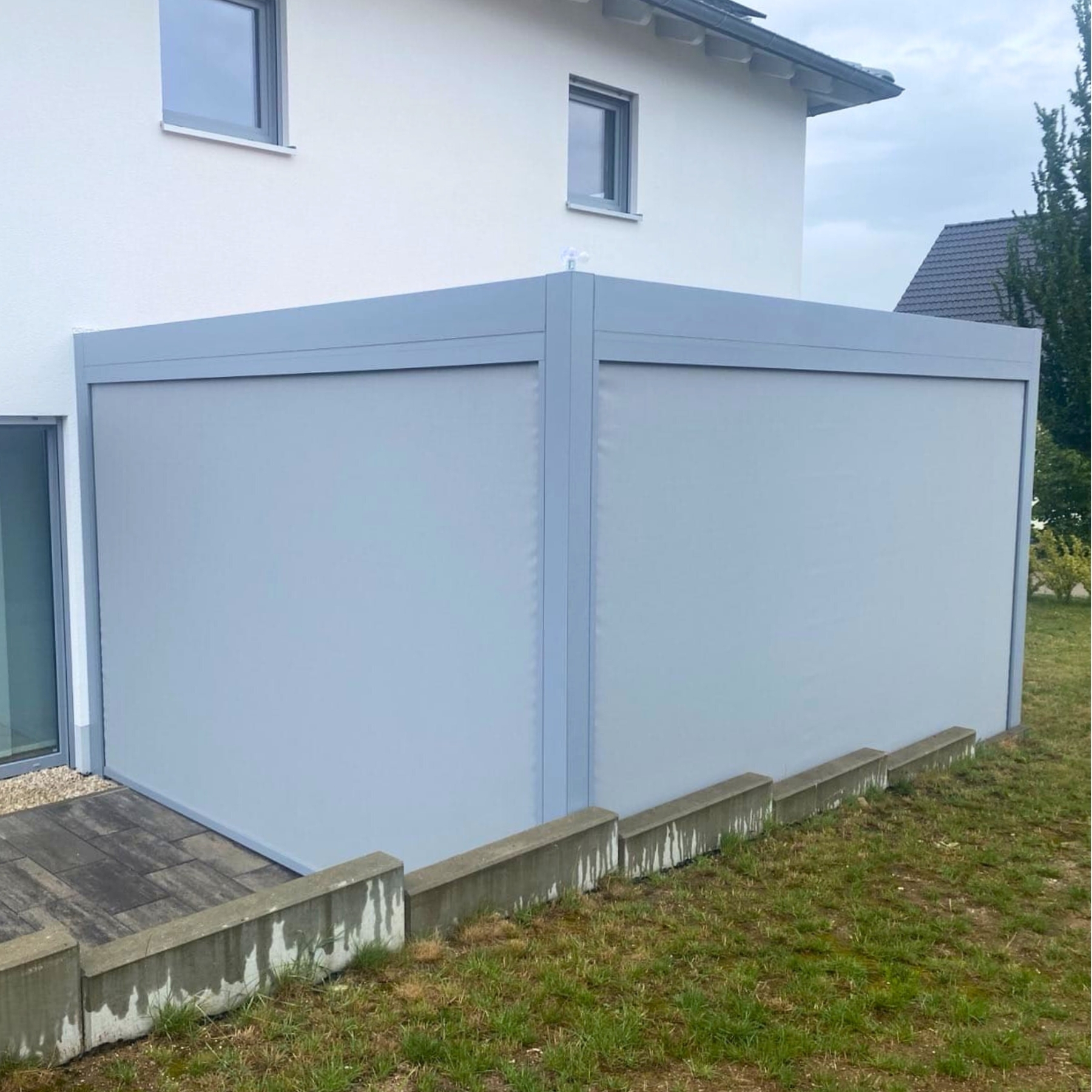 Pergola przyścienna z roletami ZIP i oświetleniem LED w Treuchtlingen