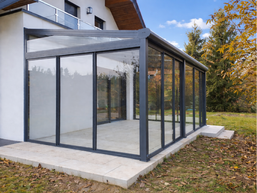 Zadaszenie tarasu w Jabłonnej Drugiej ze szklanym dachem i zabudową ramową