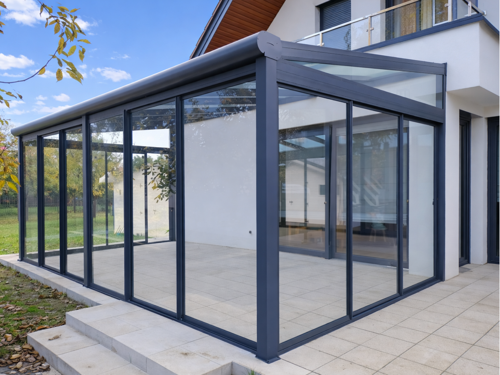 Zadaszenie tarasu w Jabłonnej Drugiej ze szklanym dachem i zabudową ramową