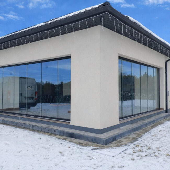 Zabudowa boczna tarasu w Białej Podlaskiej w czarnej konstrukcji z panelami szklanymi