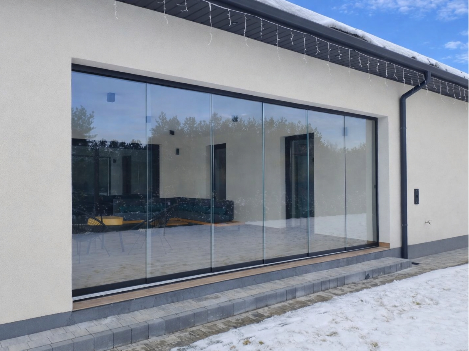 Zabudowa boczna tarasu w Białej Podlaskiej w czarnej konstrukcji z panelami szklanymi