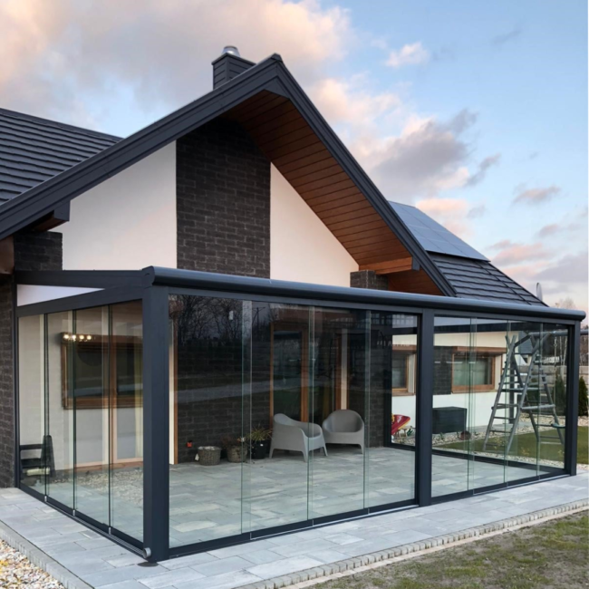 Zadaszenie tarasu w Poddębicach z mlecznym poliwęglanem i zabudową bezramową