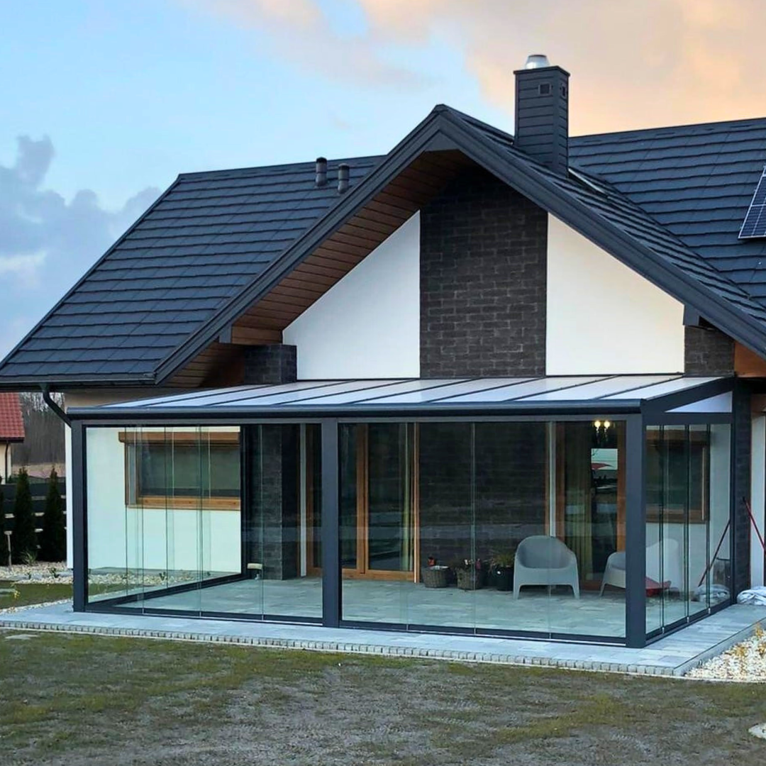 Zadaszenie tarasu w Poddębicach z mlecznym poliwęglanem i zabudową bezramową