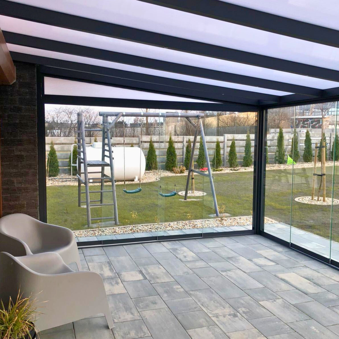 Zadaszenie tarasu w Poddębicach z mlecznym poliwęglanem i zabudową bezramową