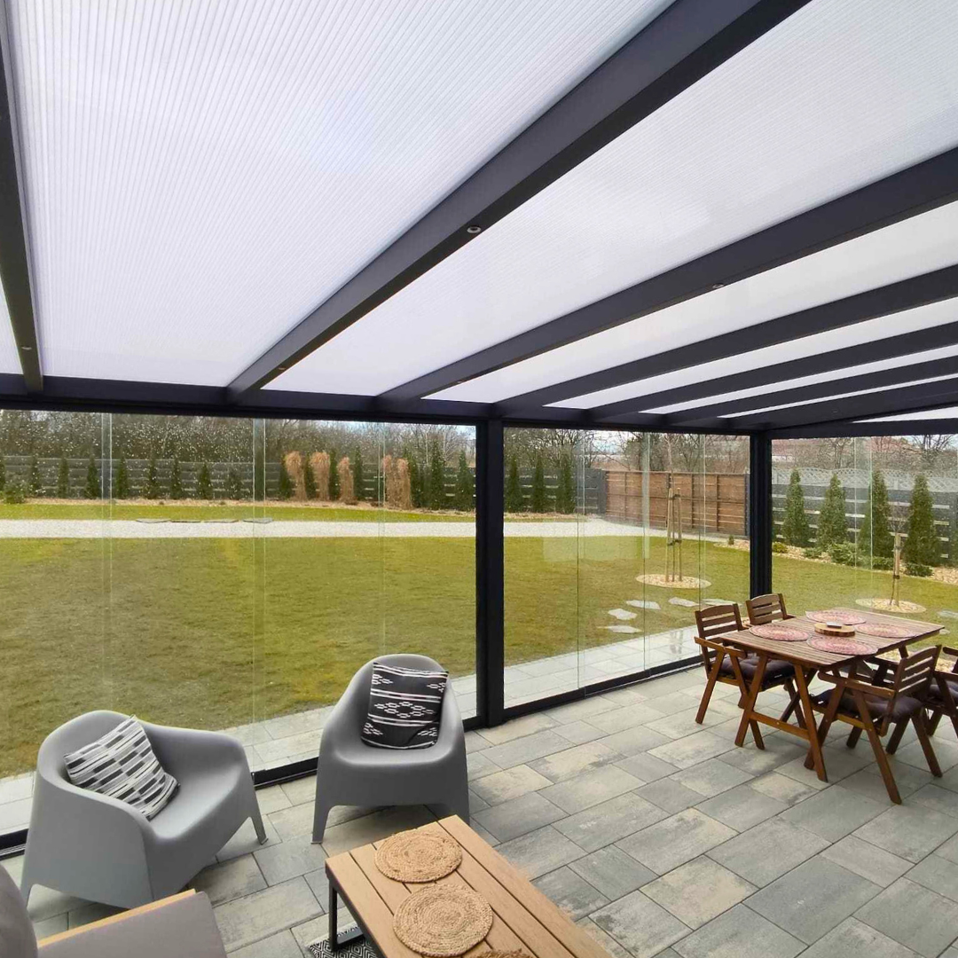 Zadaszenie tarasu w Poddębicach z mlecznym poliwęglanem i zabudową bezramową