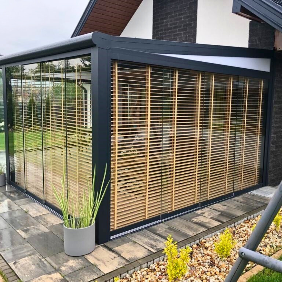 Zadaszenie tarasu w Poddębicach z mlecznym poliwęglanem i zabudową bezramową