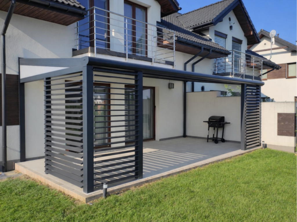 Zadaszenie tarasu w Abramowicach Prywatnych z mlecznym poliwęglanem i zabudową boczną