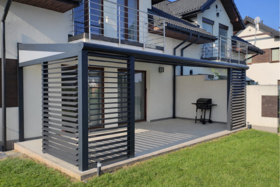 Zadaszenie tarasu w Abramowicach Prywatnych z mlecznym poliwęglanem i zabudową boczną