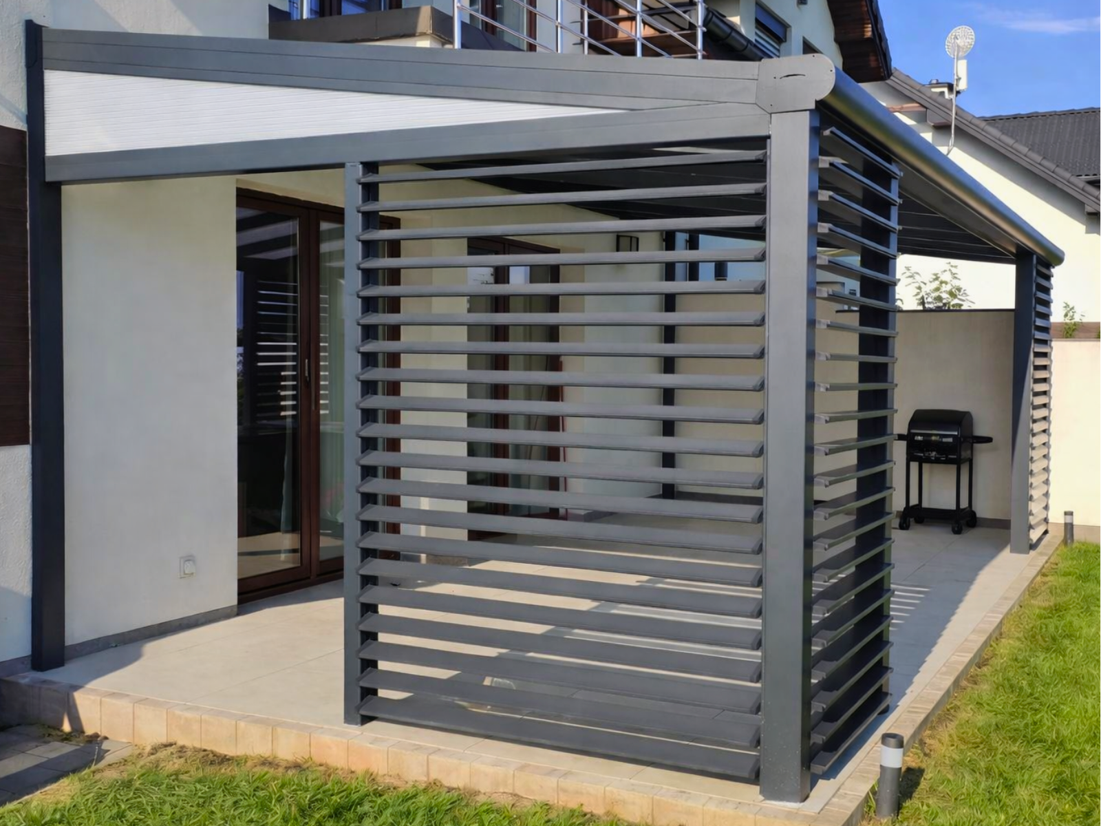 Zadaszenie tarasu w Abramowicach Prywatnych z mlecznym poliwęglanem i zabudową boczną