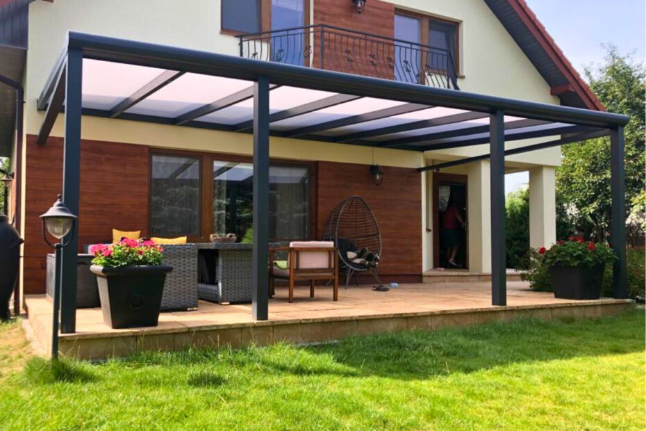 Zadaszenie tarasu w Konopnicy z mlecznym poliwęglanem i oświetleniem LED