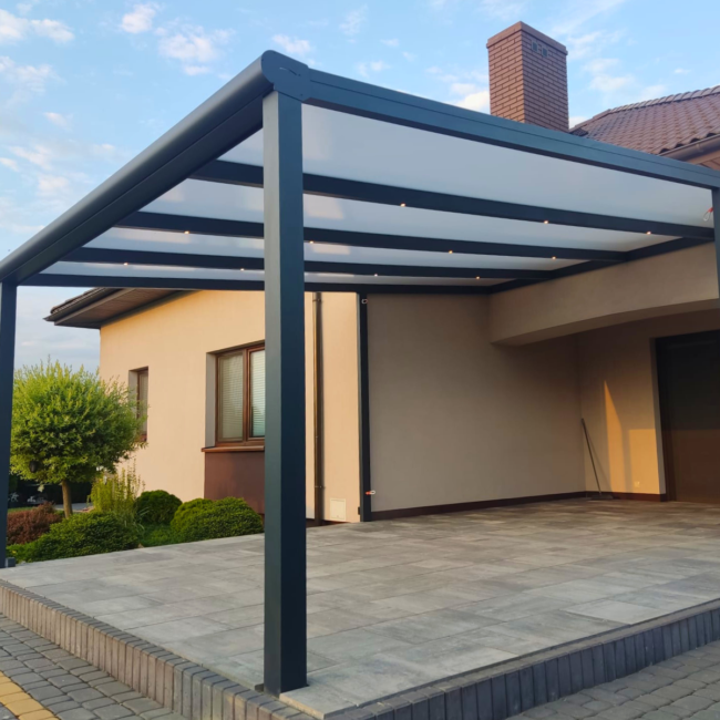 Zadaszenie tarasu w Fajsławicach z mlecznym poliwęglanem i oświetleniem LED