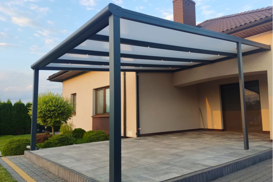 Zadaszenie tarasu w Fajsławicach z mlecznym poliwęglanem i oświetleniem LED