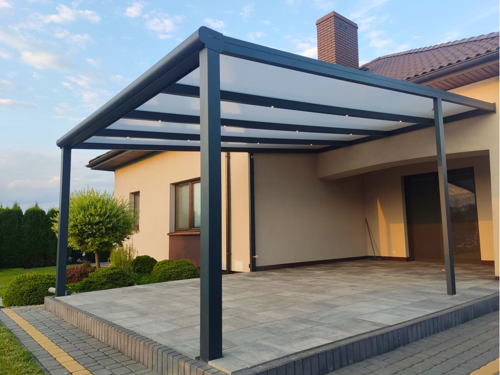 Zadaszenie tarasu w Fajsławicach z mlecznym poliwęglanem i oświetleniem LED