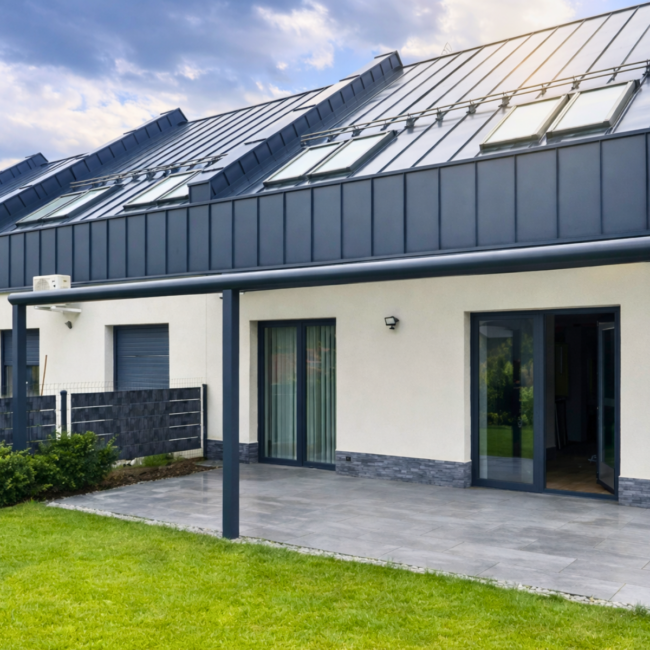 Zadaszenie tarasu w Gołczakowicach-Zdroju z mlecznym poliwęglanem i oświetleniem LED