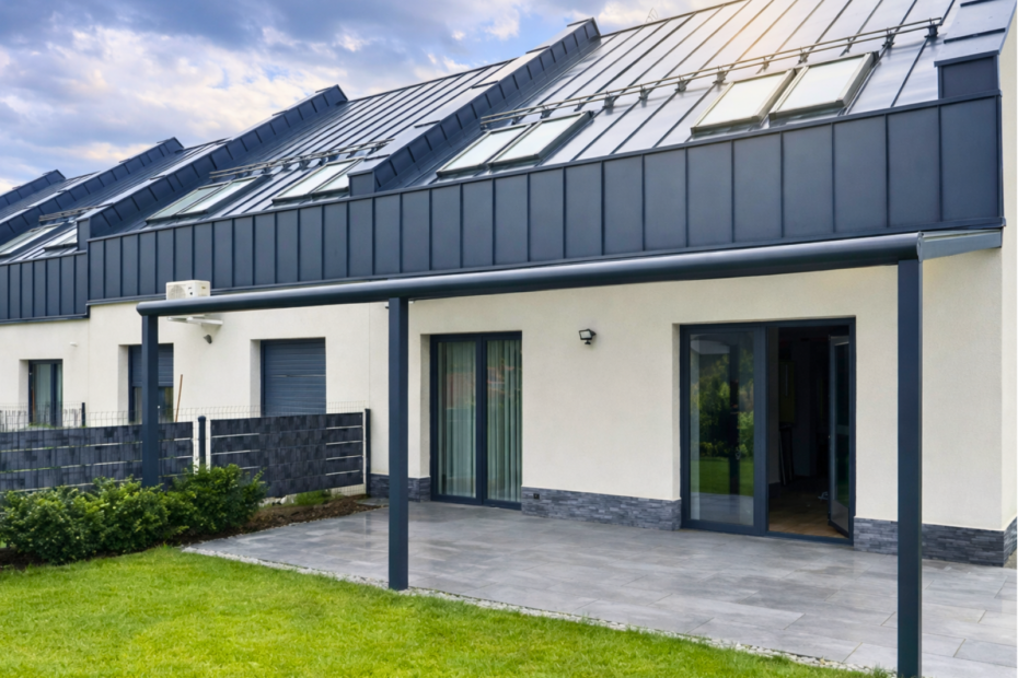 Zadaszenie tarasu w Gołczakowicach-Zdroju z mlecznym poliwęglanem i oświetleniem LED