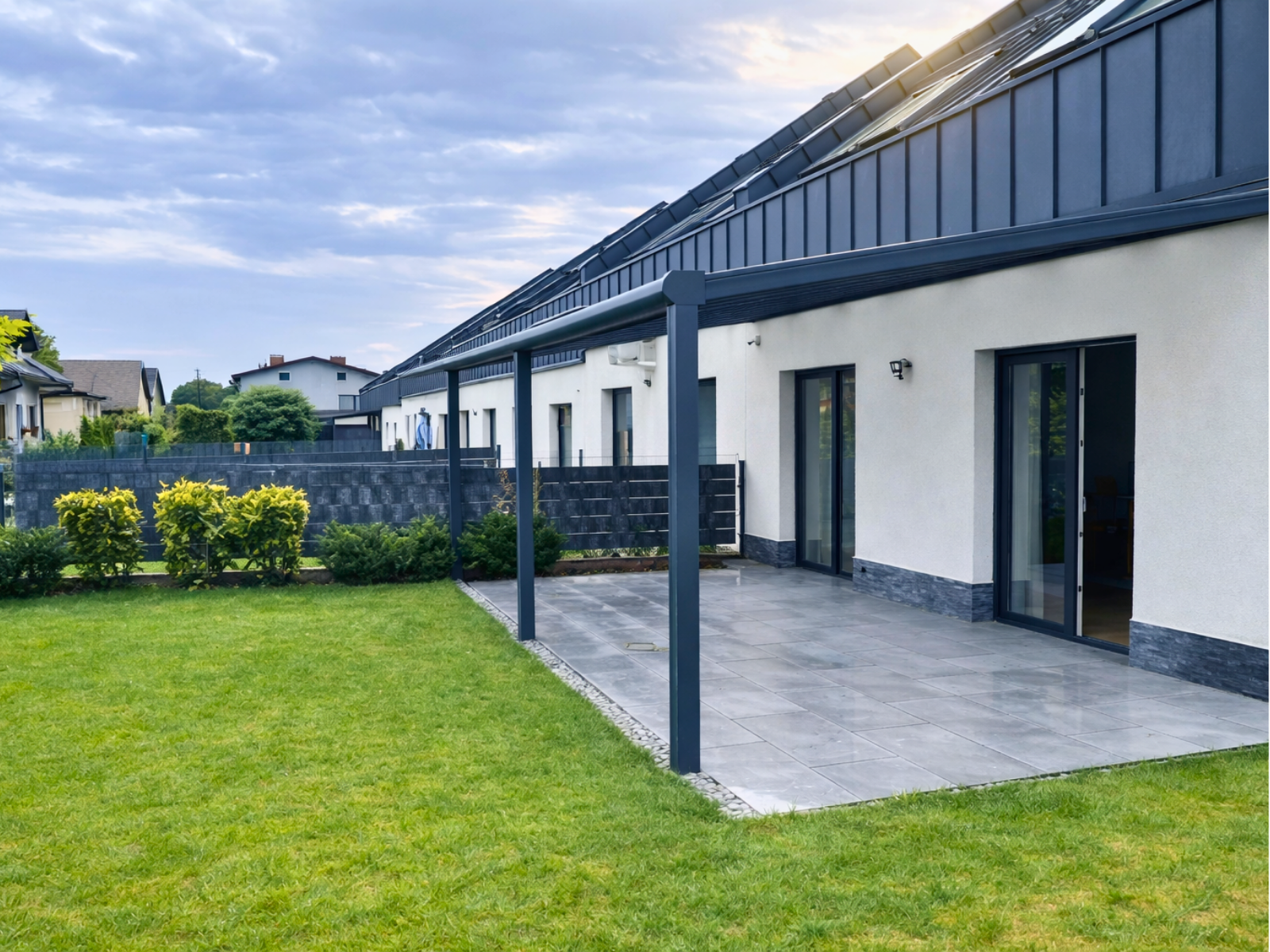 Zadaszenie tarasu w Gołczakowicach-Zdroju z mlecznym poliwęglanem i oświetleniem LED