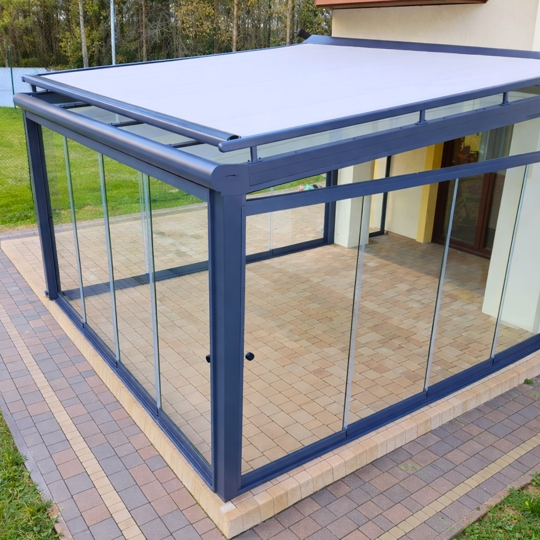 Zadaszenie tarasu w Mętowie ze szklanym dachem i roletą dachową