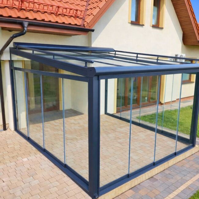 Zadaszenie tarasu w Mętowie ze szklanym dachem i roletą dachową