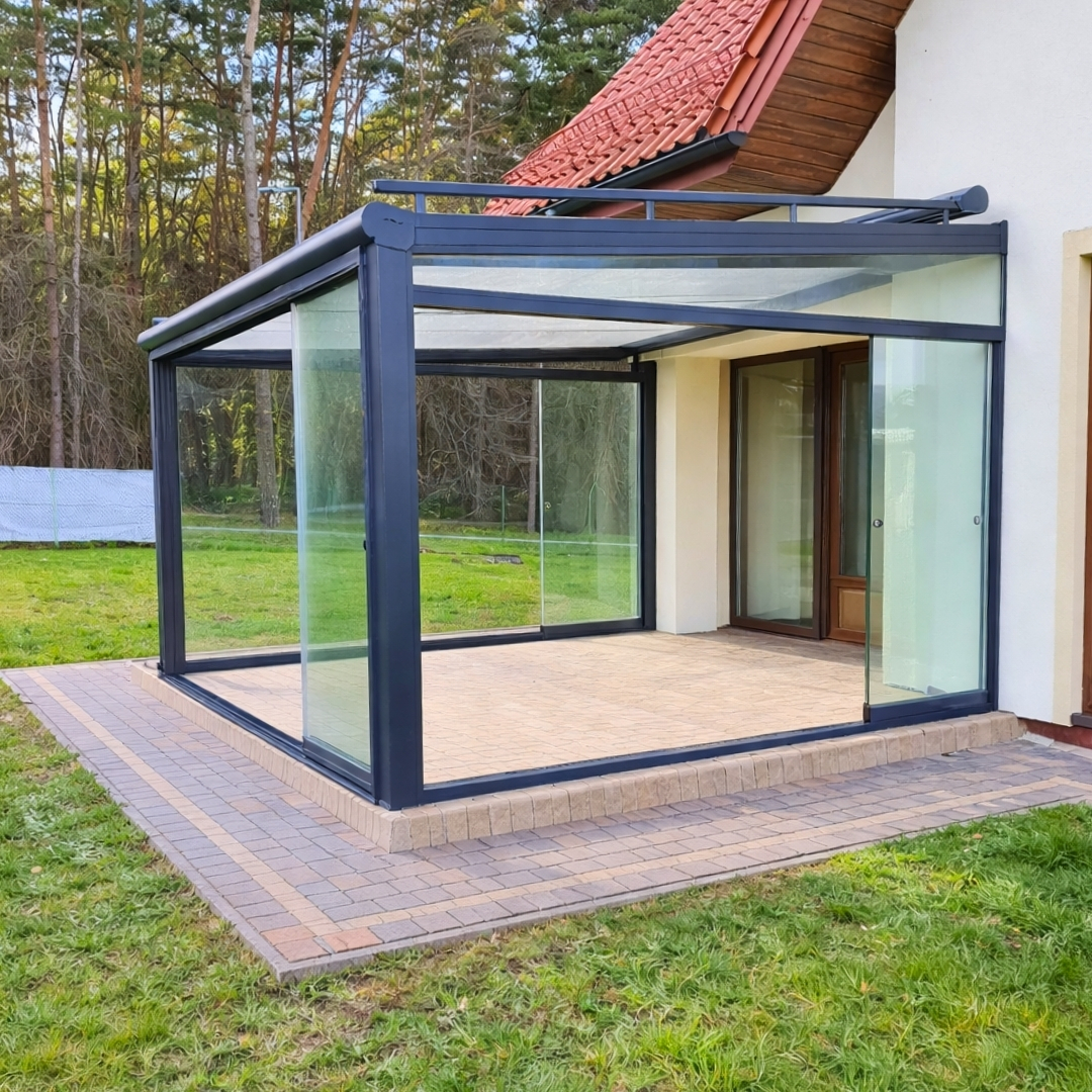 Zadaszenie tarasu w Mętowie ze szklanym dachem i roletą dachową