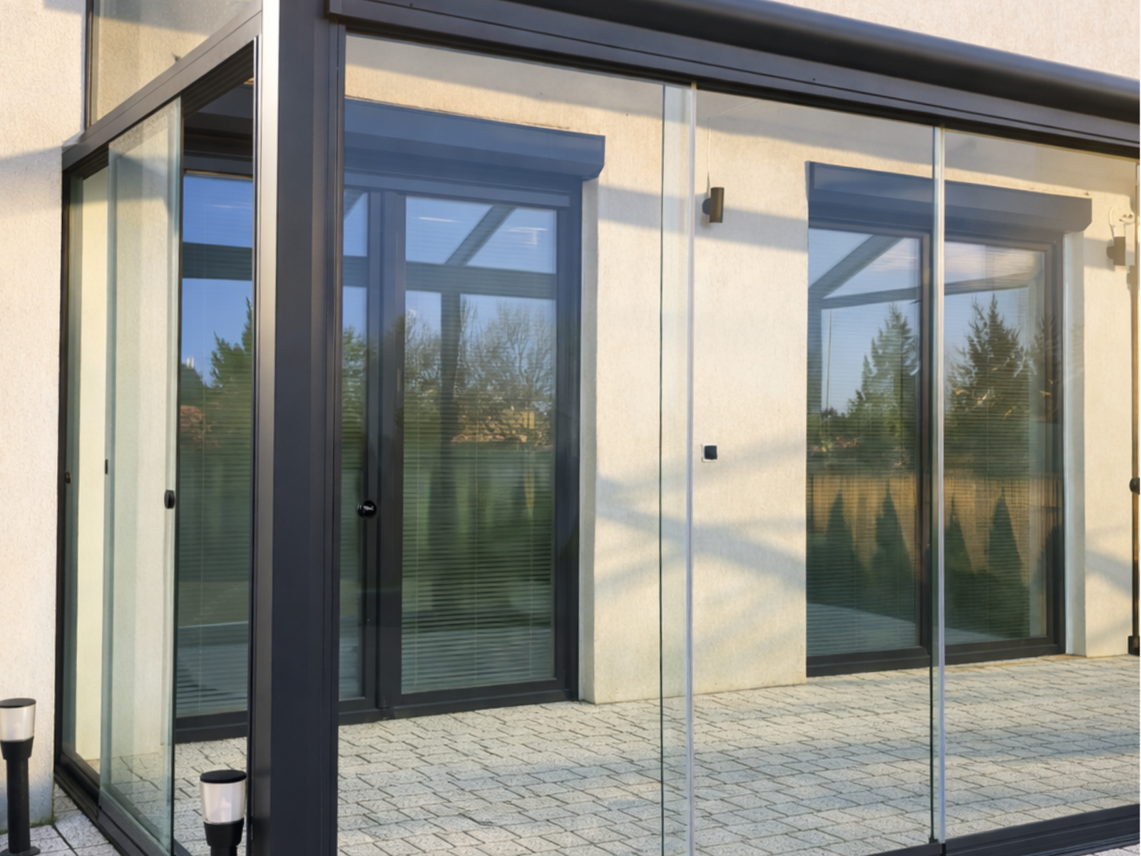 Zadaszenie tarasu w Lubartowie montowane do czoła balkonu ze szklanym dachem