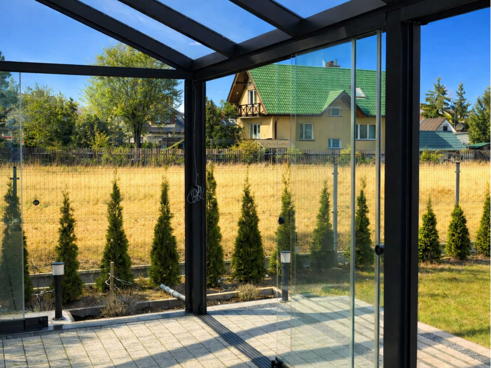 Zadaszenie tarasu w Lubartowie montowane do czoła balkonu ze szklanym dachem