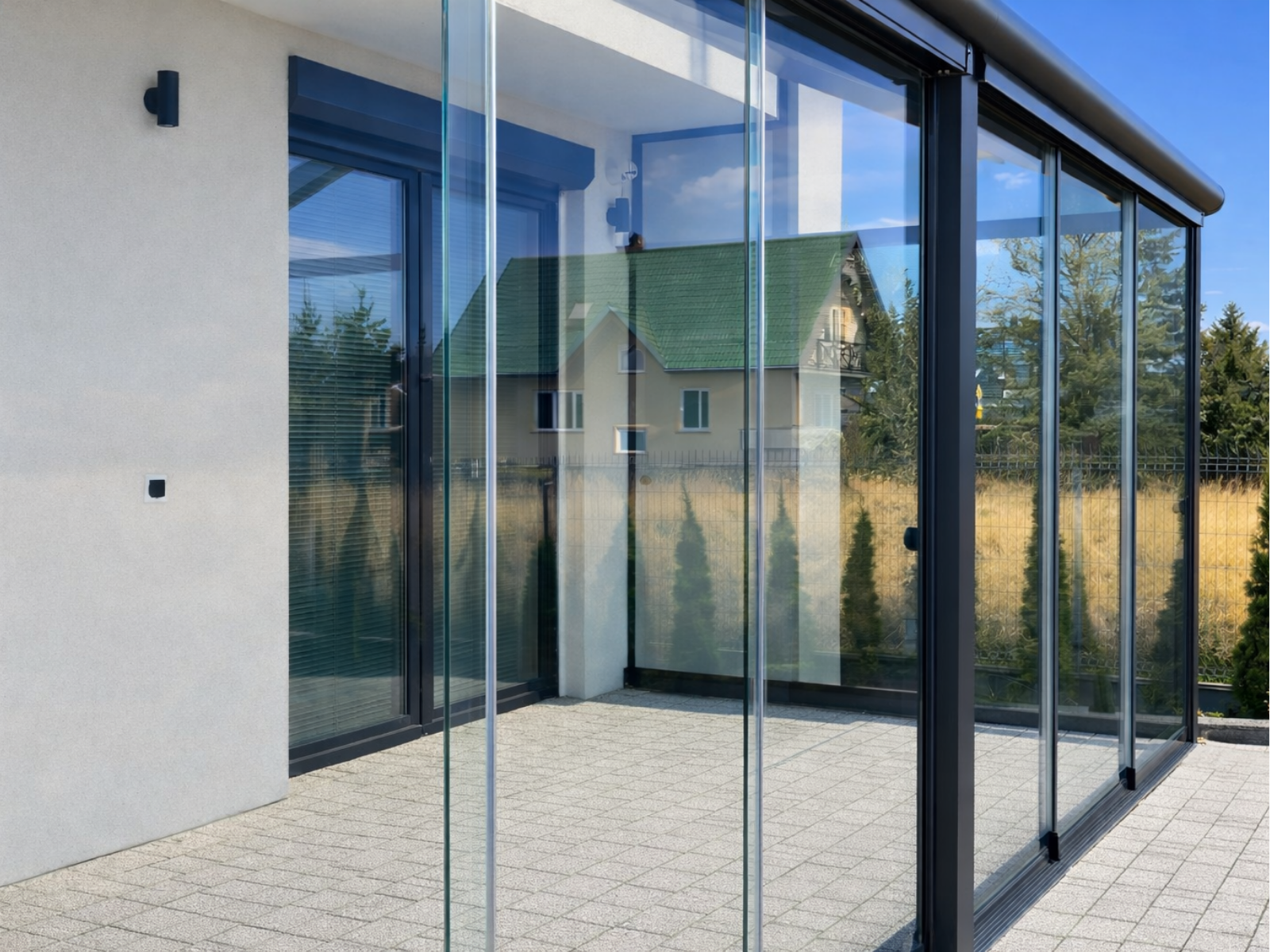 Zadaszenie tarasu w Lubartowie montowane do czoła balkonu ze szklanym dachem