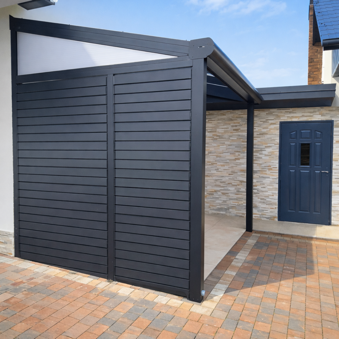 Zadaszenie wejścia do domu w Przedmieściu Szczebrzeszyńskim z poliwęglanem i bocznymi lamelami