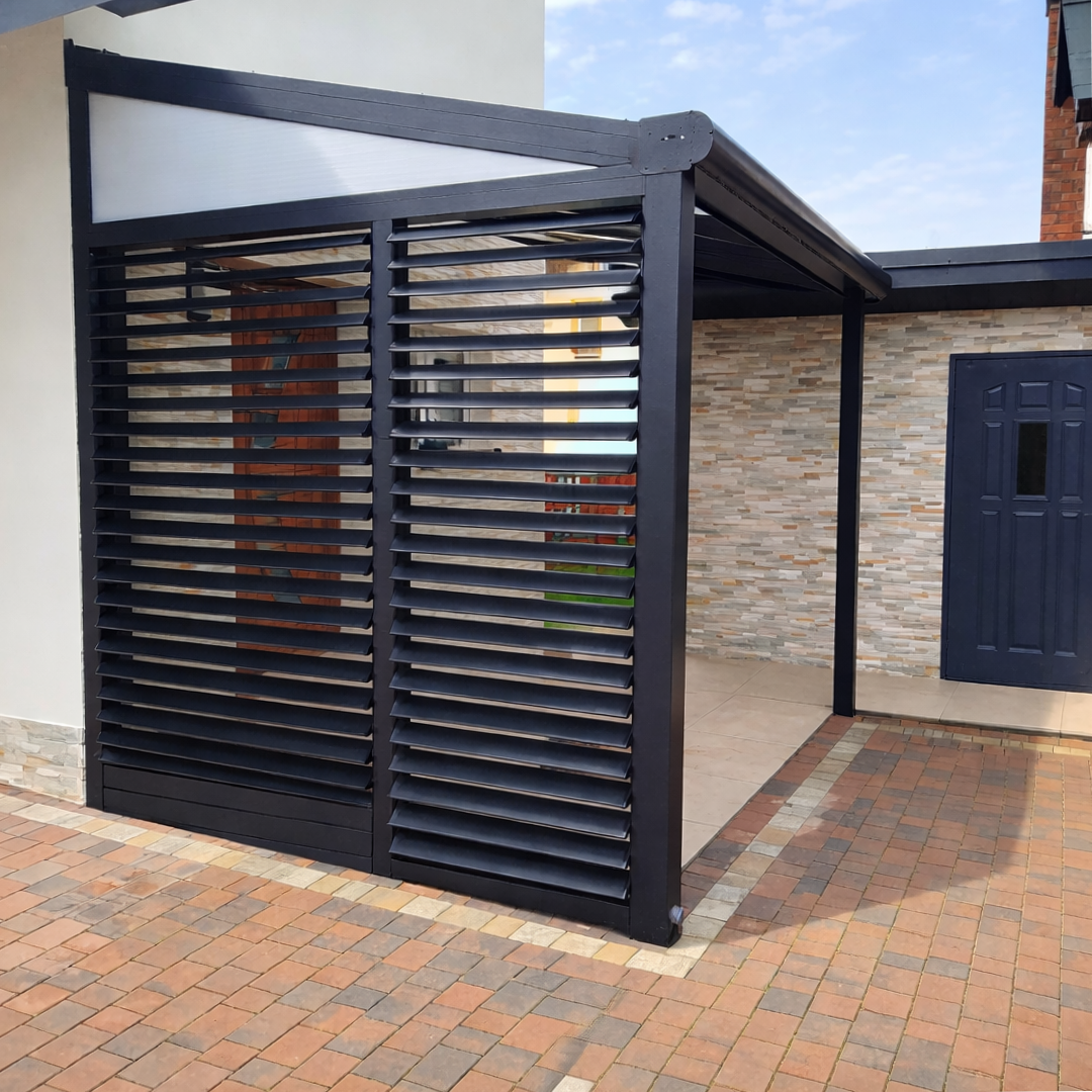 Zadaszenie wejścia do domu w Przedmieściu Szczebrzeszyńskim z poliwęglanem i bocznymi lamelami